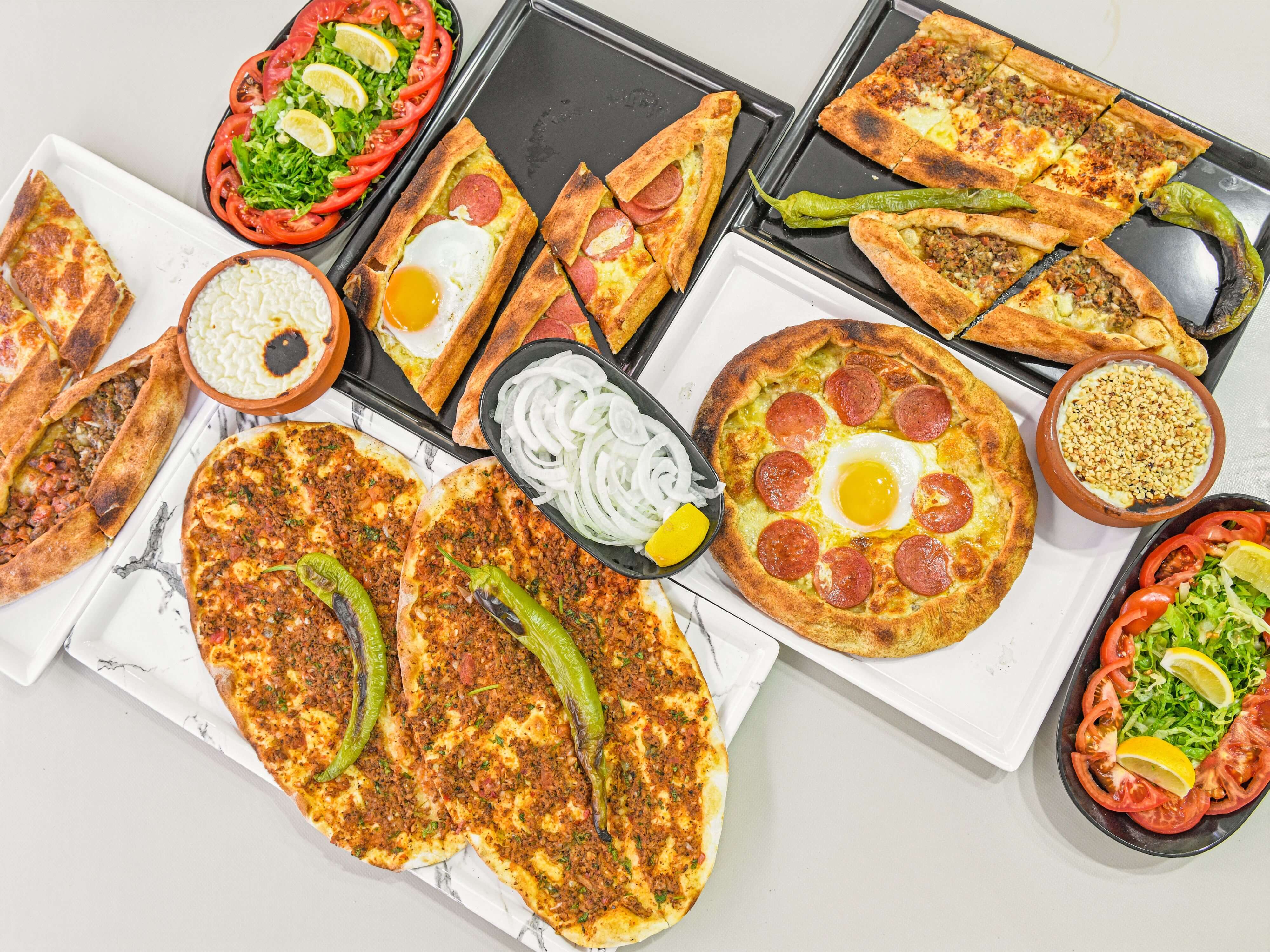 Lahmacundan Develi Cıvıklısına: En Sevilen Pide Çeşitleri ve Lezzet Rehberi